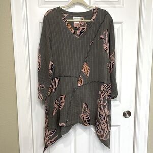 Soft Surroundings Tunic Top Size Medium Leaf Print Asymmetrical Hem V Neck Grey